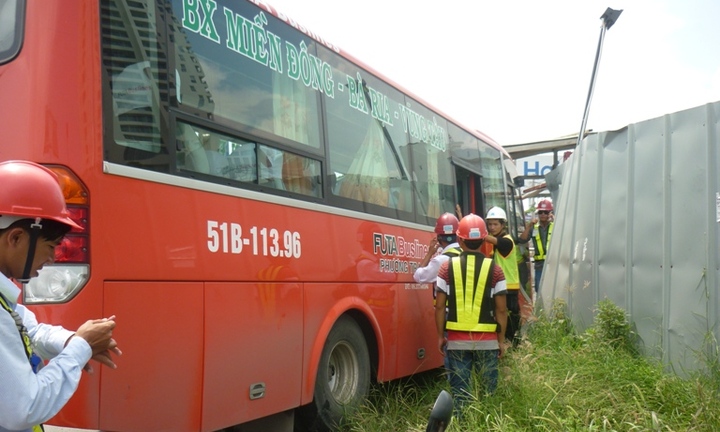 Xe Phương Trang đâm đầu vào bờ rào đường sắt Metro